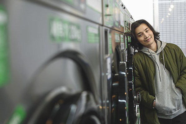 포토 JPG 남자 맨라이프 실내 한명 미소 상반신 성인 앞모습 30대 기댐 한국인 기다림 빨래 소프트포커스 주머니손 세탁기 자취 싱글라이프 성인남자한명만 무인매장 코인세탁실 국내포토 1 라이프스타일 뷰포인트 가사 모션 촬영기법 표정 사람 동양인 내부 장년 상점 가전제품 빨래방 남자한명만 성인남자만 파일형식