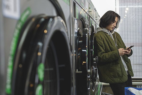 포토 JPG 남자 맨라이프 실내 한명 들기 상반신 성인 옆모습 30대 스마트폰 기댐 한국인 기다림 빨래 소프트포커스 세탁기 자취 싱글라이프 성인남자한명만 무인매장 코인세탁실 국내포토 1 라이프스타일 뷰포인트 가사 모션 촬영기법 사람 동양인 내부 장년 핸드폰 스마트기기 상점 가전제품 빨래방 남자한명만 성인남자만 파일형식