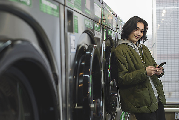 포토 JPG 응시 남자 맨라이프 실내 한명 미소 들기 상반신 성인 옆모습 30대 스마트폰 기댐 한국인 기다림 빨래 세탁기 자취 싱글라이프 성인남자한명만 무인매장 코인세탁실 국내포토 1 라이프스타일 시선 뷰포인트 가사 모션 표정 사람 동양인 내부 장년 핸드폰 스마트기기 상점 가전제품 빨래방 남자한명만 성인남자만 파일형식