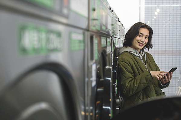 포토 JPG 응시 남자 맨라이프 실내 한명 미소 들기 상반신 성인 옆모습 30대 스마트폰 기댐 한국인 기다림 빨래 소프트포커스 세탁기 자취 싱글라이프 성인남자한명만 무인매장 코인세탁실 국내포토 1 라이프스타일 시선 뷰포인트 가사 모션 촬영기법 표정 사람 동양인 내부 장년 핸드폰 스마트기기 상점 가전제품 빨래방 남자한명만 성인남자만 파일형식