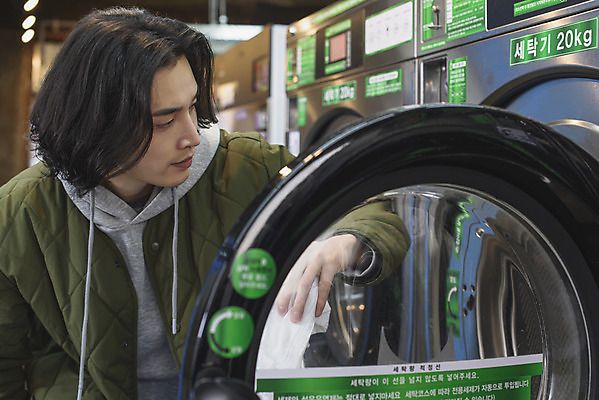 포토 JPG 응시 남자 맨라이프 실내 한명 들기 상반신 성인 앞모습 30대 한국인 빨래 세탁기 자취 싱글라이프 성인남자한명만 무인매장 코인세탁실 국내포토 1 라이프스타일 시선 뷰포인트 가사 모션 사람 동양인 내부 장년 상점 가전제품 빨래방 남자한명만 성인남자만 파일형식
