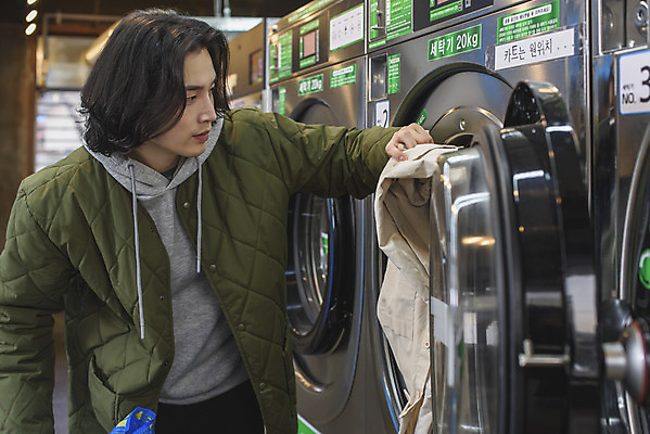 포토 JPG 응시 남자 맨라이프 실내 한명 들기 상반신 성인 앞모습 30대 한국인 빨래 세탁기 넣기 자취 싱글라이프 성인남자한명만 무인매장 코인세탁실 국내포토 1 라이프스타일 시선 뷰포인트 가사 모션 사람 동양인 내부 장년 상점 가전제품 빨래방 남자한명만 성인남자만 파일형식