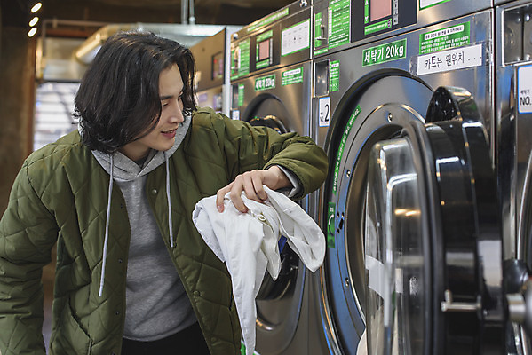 포토 JPG 응시 남자 맨라이프 실내 한명 미소 상반신 성인 앞모습 30대 한국인 잡기 빨래 세탁기 넣기 자취 싱글라이프 성인남자한명만 무인매장 코인세탁실 국내포토 1 라이프스타일 시선 뷰포인트 가사 모션 표정 사람 동양인 내부 장년 상점 가전제품 빨래방 남자한명만 성인남자만 파일형식
