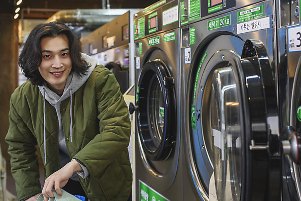 포토 JPG 응시 남자 맨라이프 실내 한명 미소 들기 상반신 성인 앞모습 30대 한국인 빨래 세탁기 자취 싱글라이프 성인남자한명만 무인매장 코인세탁실 국내포토 1 라이프스타일 시선 뷰포인트 가사 모션 표정 사람 동양인 내부 장년 상점 가전제품 빨래방 남자한명만 성인남자만 파일형식