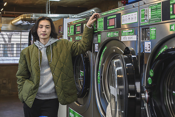 포토 JPG 응시 남자 맨라이프 실내 한명 상반신 성인 앞모습 30대 기댐 한국인 기다림 빨래 주머니손 세탁기 자취 싱글라이프 성인남자한명만 무인매장 코인세탁실 국내포토 1 라이프스타일 시선 뷰포인트 가사 모션 사람 동양인 내부 장년 상점 가전제품 빨래방 남자한명만 성인남자만 파일형식