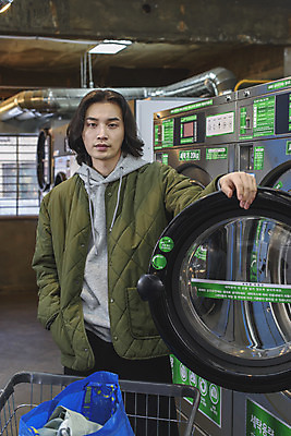 포토 JPG 응시 남자 맨라이프 실내 한명 상반신 성인 앞모습 30대 카트 한국인 빨래 주머니손 세탁기 빨래바구니 자취 싱글라이프 성인남자한명만 무인매장 코인세탁실 국내포토 1 라이프스타일 시선 뷰포인트 가사 모션 사람 동양인 내부 장년 바구니 상점 가전제품 빨래방 남자한명만 성인남자만 파일형식