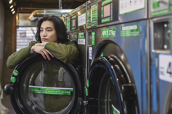 포토 JPG 응시 남자 맨라이프 실내 한명 상반신 성인 옆모습 30대 기댐 한국인 기다림 빨래 세탁기 자취 싱글라이프 성인남자한명만 무인매장 코인세탁실 국내포토 1 라이프스타일 시선 뷰포인트 가사 모션 사람 동양인 내부 장년 상점 가전제품 빨래방 남자한명만 성인남자만 파일형식