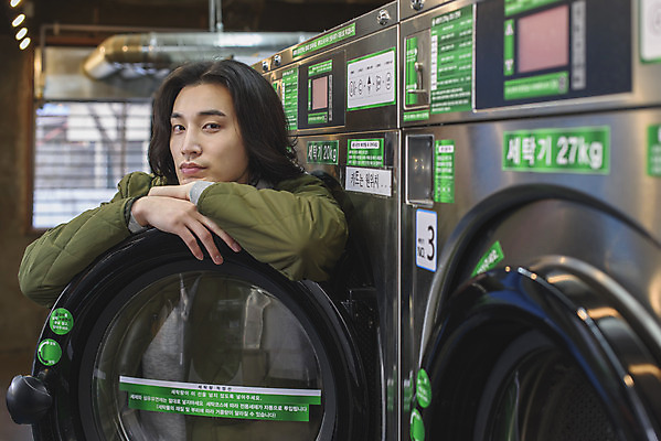 포토 JPG 응시 남자 맨라이프 실내 한명 상반신 성인 옆모습 30대 기댐 한국인 기다림 빨래 세탁기 자취 싱글라이프 성인남자한명만 무인매장 코인세탁실 국내포토 1 라이프스타일 시선 뷰포인트 가사 모션 사람 동양인 내부 장년 상점 가전제품 빨래방 남자한명만 성인남자만 파일형식