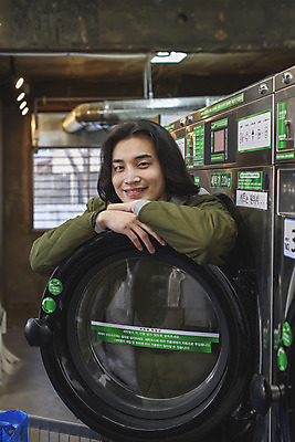 포토 JPG 남자 맨라이프 실내 한명 미소 상반신 성인 옆모습 30대 기댐 한국인 기다림 빨래 세탁기 자취 싱글라이프 성인남자한명만 무인매장 코인세탁실 국내포토 1 라이프스타일 뷰포인트 가사 모션 표정 사람 동양인 내부 장년 상점 가전제품 빨래방 남자한명만 성인남자만 파일형식