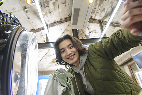 포토 JPG 응시 남자 맨라이프 실내 한명 미소 상반신 성인 앞모습 30대 한국인 빨래 세탁기 넣기 자취 싱글라이프 성인남자한명만 무인매장 코인세탁실 국내포토 1 라이프스타일 시선 뷰포인트 가사 모션 표정 사람 동양인 내부 장년 상점 가전제품 빨래방 남자한명만 성인남자만 파일형식