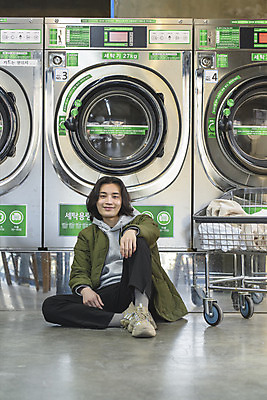 포토 JPG 전신 응시 남자 맨라이프 실내 한명 미소 앉기 성인 앞모습 30대 카트 한국인 기다림 빨래 세탁기 자취 싱글라이프 성인남자한명만 무인매장 코인세탁실 국내포토 1 라이프스타일 시선 뷰포인트 가사 모션 표정 사람 동양인 내부 장년 상점 가전제품 빨래방 남자한명만 성인남자만 파일형식