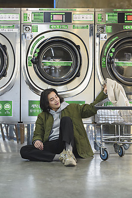 포토 JPG 전신 응시 남자 맨라이프 실내 한명 들기 앉기 성인 앞모습 30대 카트 한국인 기다림 빨래 세탁기 자취 싱글라이프 성인남자한명만 무인매장 코인세탁실 국내포토 1 라이프스타일 시선 뷰포인트 가사 모션 사람 동양인 내부 장년 상점 가전제품 빨래방 남자한명만 성인남자만 파일형식