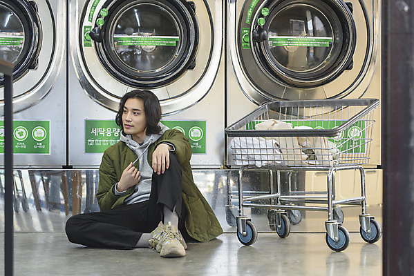 포토 JPG 전신 응시 남자 맨라이프 실내 한명 앉기 성인 앞모습 30대 카트 한국인 기다림 빨래 세탁기 자취 싱글라이프 성인남자한명만 무인매장 코인세탁실 국내포토 1 라이프스타일 시선 뷰포인트 가사 모션 사람 동양인 내부 장년 상점 가전제품 빨래방 남자한명만 성인남자만 파일형식