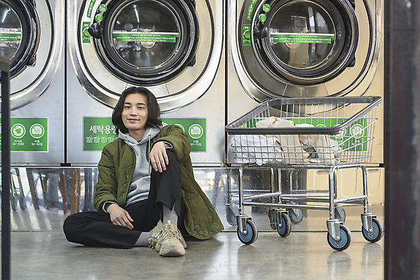 포토 JPG 전신 남자 맨라이프 실내 한명 미소 앉기 성인 앞모습 30대 카트 한국인 기다림 빨래 세탁기 자취 싱글라이프 성인남자한명만 무인매장 코인세탁실 국내포토 1 라이프스타일 뷰포인트 가사 모션 표정 사람 동양인 내부 장년 상점 가전제품 빨래방 남자한명만 성인남자만 파일형식