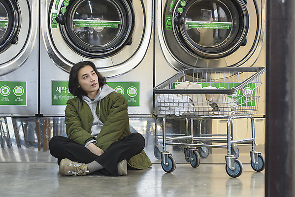 포토 JPG 전신 응시 남자 맨라이프 실내 한명 성인 앞모습 30대 카트 한국인 기다림 빨래 가부좌 세탁기 자취 싱글라이프 성인남자한명만 무인매장 코인세탁실 국내포토 1 라이프스타일 시선 뷰포인트 가사 모션 사람 앉기 동양인 내부 장년 상점 가전제품 빨래방 남자한명만 성인남자만 파일형식