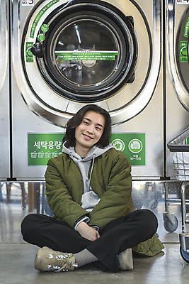 포토 JPG 전신 응시 남자 맨라이프 실내 한명 미소 성인 앞모습 30대 한국인 기다림 빨래 가부좌 세탁기 자취 싱글라이프 성인남자한명만 무인매장 코인세탁실 국내포토 1 라이프스타일 시선 뷰포인트 가사 모션 표정 사람 앉기 동양인 내부 장년 상점 가전제품 빨래방 남자한명만 성인남자만 파일형식