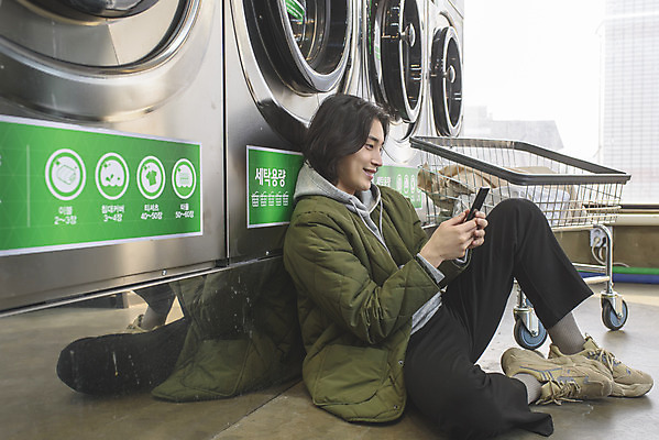 포토 JPG 전신 응시 남자 맨라이프 실내 한명 미소 들기 앉기 성인 옆모습 30대 스마트폰 기댐 카트 한국인 빨래 세탁기 자취 싱글라이프 성인남자한명만 무인매장 코인세탁실 국내포토 1 라이프스타일 시선 뷰포인트 가사 모션 표정 사람 동양인 내부 장년 핸드폰 스마트기기 상점 가전제품 빨래방 남자한명만 성인남자만 파일형식