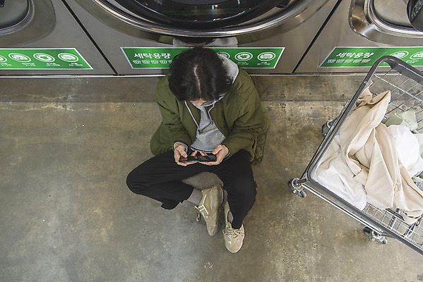 포토 JPG 전신 남자 맨라이프 실내 한명 들기 앉기 성인 앞모습 30대 스마트폰 하이앵글 한국인 빨래 세탁기 자취 싱글라이프 성인남자한명만 무인매장 코인세탁실 국내포토 1 라이프스타일 뷰포인트 가사 모션 사람 동양인 내부 장년 핸드폰 스마트기기 상점 가전제품 빨래방 남자한명만 성인남자만 파일형식