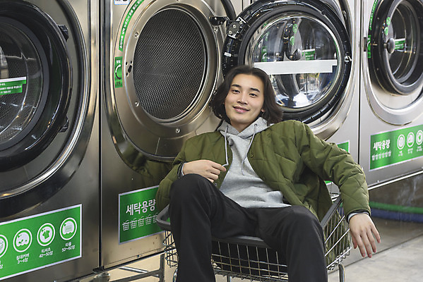 포토 JPG 남자 맨라이프 포즈 실내 한명 미소 앉기 상반신 성인 앞모습 30대 카트 한국인 빨래 세탁기 자취 싱글라이프 성인남자한명만 무인매장 코인세탁실 국내포토 1 라이프스타일 뷰포인트 가사 모션 표정 사람 동양인 내부 장년 상점 가전제품 빨래방 남자한명만 성인남자만 파일형식