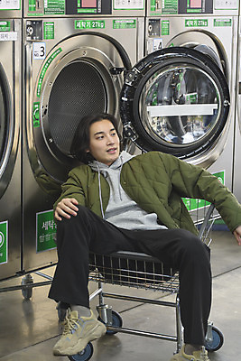 포토 JPG 전신 응시 남자 맨라이프 실내 한명 앉기 성인 앞모습 30대 카트 한국인 빨래 세탁기 자취 싱글라이프 성인남자한명만 무인매장 코인세탁실 국내포토 1 라이프스타일 시선 뷰포인트 가사 모션 사람 동양인 내부 장년 상점 가전제품 빨래방 남자한명만 성인남자만 파일형식