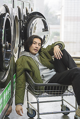 포토 JPG 남자 맨라이프 포즈 실내 한명 앉기 상반신 성인 옆모습 30대 카트 한국인 빨래 세탁기 자취 싱글라이프 성인남자한명만 무인매장 코인세탁실 국내포토 1 라이프스타일 뷰포인트 가사 모션 사람 동양인 내부 장년 상점 가전제품 빨래방 남자한명만 성인남자만 파일형식