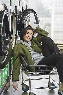 포토 JPG 응시 남자 맨라이프 포즈 실내 한명 미소 앉기 상반신 성인 옆모습 30대 카트 한국인 빨래 세탁기 자취 싱글라이프 성인남자한명만 무인매장 코인세탁실 국내포토 1 라이프스타일 시선 뷰포인트 가사 모션 표정 사람 동양인 내부 장년 상점 가전제품 빨래방 남자한명만 성인남자만 파일형식