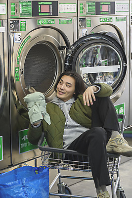 포토 JPG 전신 응시 남자 맨라이프 실내 한명 미소 들기 앉기 성인 앞모습 30대 카트 한국인 빨래 세탁기 빨래바구니 자취 싱글라이프 성인남자한명만 무인매장 코인세탁실 국내포토 1 라이프스타일 시선 뷰포인트 가사 모션 표정 사람 동양인 내부 장년 바구니 상점 가전제품 빨래방 남자한명만 성인남자만 파일형식