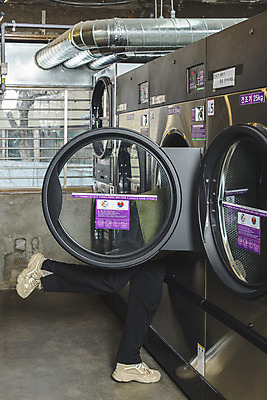 포토 JPG 남자 맨라이프 실내 한명 성인 옆모습 30대 한국인 하반신 빨래 꺼내기 건조기 자취 싱글라이프 성인남자한명만 무인매장 코인세탁실 국내포토 1 라이프스타일 뷰포인트 가사 모션 사람 동양인 내부 장년 상점 기계 빨래방 남자한명만 성인남자만 파일형식