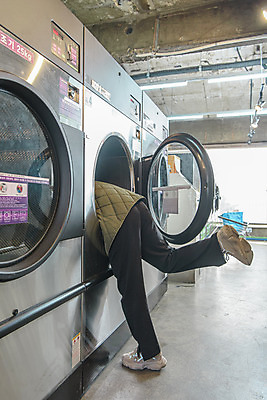 포토 JPG 남자 맨라이프 실내 한명 성인 옆모습 30대 한국인 하반신 빨래 꺼내기 건조기 다리들기 자취 싱글라이프 성인남자한명만 무인매장 코인세탁실 국내포토 1 라이프스타일 뷰포인트 가사 모션 사람 동양인 내부 장년 상점 기계 빨래방 남자한명만 성인남자만 파일형식