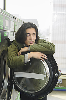 포토 JPG 응시 남자 맨라이프 실내 한명 상반신 성인 앞모습 30대 기댐 한국인 기다림 빨래 세탁기 자취 싱글라이프 성인남자한명만 무인매장 코인세탁실 국내포토 1 라이프스타일 시선 뷰포인트 가사 모션 사람 동양인 내부 장년 상점 가전제품 빨래방 남자한명만 성인남자만 파일형식