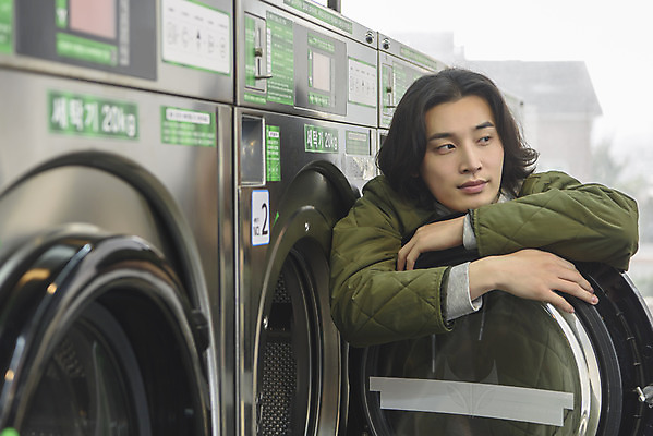 포토 JPG 응시 남자 맨라이프 실내 한명 상반신 성인 옆모습 30대 기댐 한국인 기다림 빨래 세탁기 자취 싱글라이프 성인남자한명만 무인매장 코인세탁실 국내포토 1 라이프스타일 시선 뷰포인트 가사 모션 사람 동양인 내부 장년 상점 가전제품 빨래방 남자한명만 성인남자만 파일형식