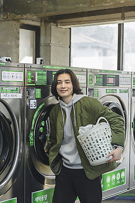 포토 JPG 응시 남자 맨라이프 실내 한명 미소 들기 상반신 성인 앞모습 30대 한국인 빨래 주머니손 세탁기 빨래바구니 자취 싱글라이프 성인남자한명만 무인매장 코인세탁실 국내포토 1 라이프스타일 시선 뷰포인트 가사 모션 표정 사람 동양인 내부 장년 바구니 상점 가전제품 빨래방 남자한명만 성인남자만 파일형식 인종 생활 남자만 성인만