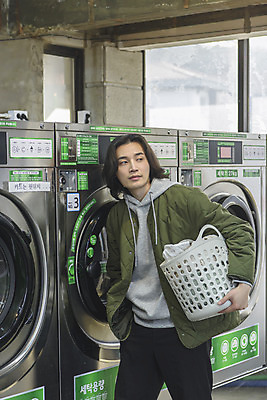 포토 JPG 응시 남자 맨라이프 실내 한명 들기 상반신 성인 옆모습 30대 한국인 빨래 주머니손 세탁기 빨래바구니 자취 싱글라이프 성인남자한명만 무인매장 코인세탁실 국내포토 1 라이프스타일 시선 뷰포인트 가사 모션 사람 동양인 내부 장년 바구니 상점 가전제품 빨래방 남자한명만 성인남자만 파일형식