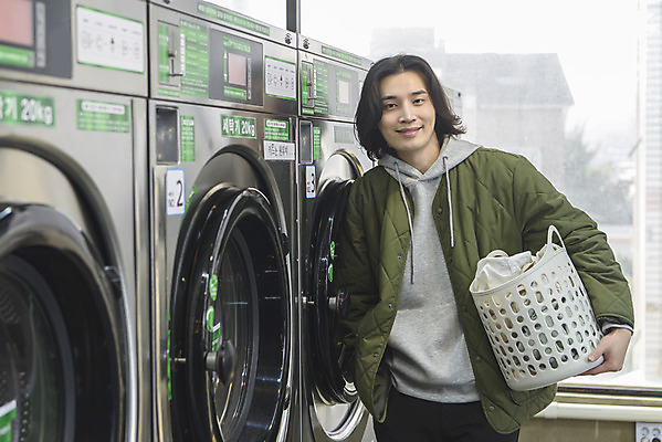 포토 JPG 남자 맨라이프 실내 한명 미소 들기 상반신 성인 앞모습 30대 한국인 빨래 주머니손 세탁기 빨래바구니 자취 싱글라이프 성인남자한명만 무인매장 코인세탁실 국내포토 1 라이프스타일 뷰포인트 가사 모션 표정 사람 동양인 내부 장년 바구니 상점 가전제품 빨래방 남자한명만 성인남자만 파일형식