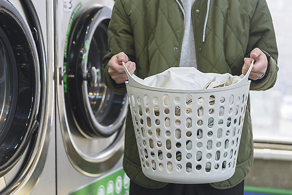 포토 JPG 손 남자 맨라이프 실내 한명 들기 상반신 성인 앞모습 30대 한국인 빨래 세탁기 빨래바구니 자취 싱글라이프 성인남자한명만 무인매장 코인세탁실 국내포토 1 라이프스타일 뷰포인트 가사 모션 사람 동양인 내부 신체부위 장년 바구니 상점 가전제품 빨래방 남자한명만 성인남자만 파일형식
