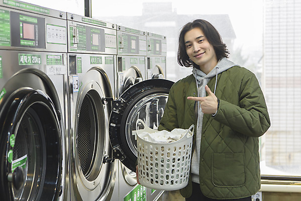 포토 JPG 남자 맨라이프 실내 한명 미소 들기 상반신 성인 앞모습 30대 한국인 가리킴 빨래 세탁기 빨래바구니 자취 싱글라이프 성인남자한명만 무인매장 코인세탁실 국내포토 1 라이프스타일 뷰포인트 가사 모션 표정 사람 동양인 손짓 내부 장년 바구니 상점 가전제품 빨래방 남자한명만 성인남자만 파일형식