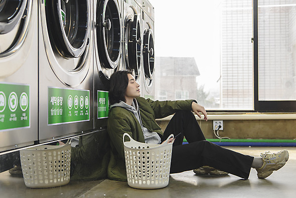 포토 JPG 전신 남자 맨라이프 실내 한명 들기 앉기 성인 옆모습 30대 스마트폰 눈감음 한국인 기다림 빨래 세탁기 빨래바구니 자취 싱글라이프 성인남자한명만 무인매장 코인세탁실 국내포토 1 라이프스타일 뷰포인트 가사 모션 사람 동양인 내부 장년 핸드폰 스마트기기 바구니 상점 가전제품 빨래방 남자한명만 성인남자만 파일형식