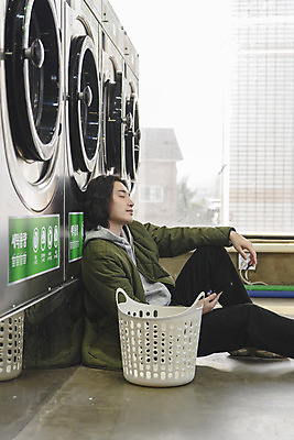 포토 JPG 남자 맨라이프 실내 한명 들기 앉기 상반신 성인 옆모습 30대 스마트폰 눈감음 한국인 기다림 빨래 세탁기 빨래바구니 자취 싱글라이프 성인남자한명만 무인매장 코인세탁실 국내포토 1 라이프스타일 뷰포인트 가사 모션 사람 동양인 내부 장년 핸드폰 스마트기기 바구니 상점 가전제품 빨래방 남자한명만 성인남자만 파일형식