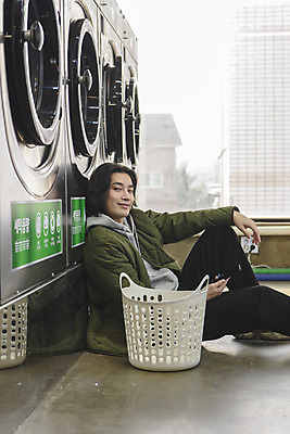 포토 JPG 응시 남자 맨라이프 실내 한명 미소 들기 앉기 상반신 성인 옆모습 30대 스마트폰 한국인 기다림 빨래 세탁기 빨래바구니 자취 싱글라이프 성인남자한명만 무인매장 코인세탁실 국내포토 1 라이프스타일 시선 뷰포인트 가사 모션 표정 사람 동양인 내부 장년 핸드폰 스마트기기 바구니 상점 가전제품 빨래방 남자한명만 성인남자만 파일형식