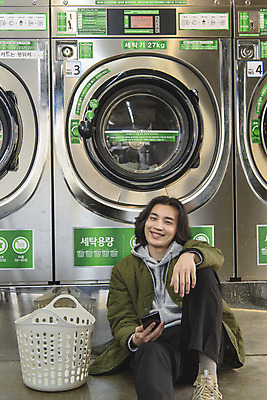 포토 JPG 전신 라이프스타일 응시 남자 맨라이프 실내 한명 미소 들기 앉기 성인 앞모습 30대 스마트폰 한국인 빨래 세탁기 빨래바구니 자취 싱글라이프 성인남자한명만 무인매장 코인세탁실 국내포토 1 시선 뷰포인트 가사 모션 표정 사람 동양인 내부 생활 장년 핸드폰 스마트기기 바구니 상점 가전제품 빨래방 남자한명만 성인남자만 파일형식