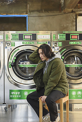 포토 JPG 전신 라이프스타일 남자 맨라이프 의자 실내 한명 앉기 성인 옆모습 30대 한국인 기다림 빨래 세탁기 자취 싱글라이프 성인남자한명만 무인매장 머리긁기 코인세탁실 국내포토 1 뷰포인트 가구 가사 모션 사람 동양인 내부 생활 장년 상점 가전제품 빨래방 남자한명만 성인남자만 파일형식 긁기