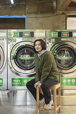 포토 JPG 전신 응시 남자 맨라이프 의자 실내 한명 미소 앉기 성인 옆모습 30대 한국인 세탁기 자취 싱글라이프 성인남자한명만 무인매장 코인세탁실 국내포토 1 라이프스타일 시선 뷰포인트 가구 모션 표정 사람 동양인 내부 장년 상점 가전제품 빨래방 남자한명만 성인남자만 파일형식