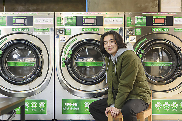 포토 JPG 응시 남자 맨라이프 의자 실내 한명 미소 앉기 상반신 성인 옆모습 30대 한국인 기다림 빨래 세탁기 자취 싱글라이프 성인남자한명만 무인매장 코인세탁실 국내포토 1 라이프스타일 시선 뷰포인트 가구 가사 모션 표정 사람 동양인 내부 장년 상점 가전제품 빨래방 남자한명만 성인남자만 파일형식