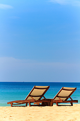 포토 JPG 해외이미지 무료이미지 아시아 모래 바다 의자 태국 자연 하늘 휴가 휴식 풍경 사람없음 야외 물 여름 파란색 태양 맑음 침묵 낭만 흰색 전원 침대 말레이시아 이국적 터키석 파라다이스 푸켓 수평선 해외202105 해외포토 자연요소 계절 나라 컬러 가구 컨셉 날씨 소리 전기에너지 보석 생태계 파일형식