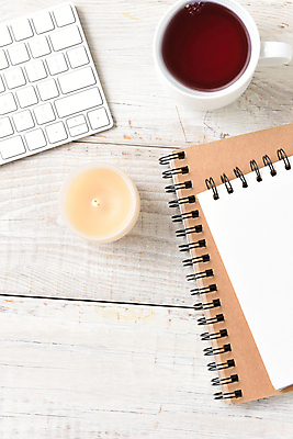 포토 JPG 해외이미지 무료이미지 종이 비즈니스 문구용품 주택 나선형 사람없음 목재 컴퓨터 사무실 공책 공백 흰색 시골 키보드 책상 오브젝트 머리위 패드 정물화 중소기업 해외202105 해외포토 나무 컬러 가구 무늬 회사 재료 건물 전자제품 그림 파일형식 무료콘텐츠