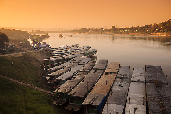 포토 JPG 해외이미지 무료이미지 아시아 풍경 사람없음 마을 항구 동남아시아 보트 라오스 타운 메콩강 국경 해외202105 해외포토 나라 배_교통 교통시설 도시 파일형식 무료콘텐츠
