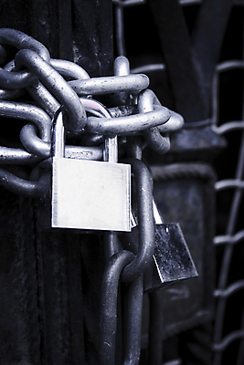 포토 JPG 해외이미지 무료이미지 자물쇠 안전 사람없음 울타리 노란색 문 금속 검은색 시골 보호 오브젝트 질감 복고 잠금 보안 대문 놋쇠 옛날 철강 해외202105 해외포토 컬러 컨셉 재질 담장 파일형식