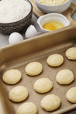 포토 JPG 해외이미지 무료이미지 전통 음식 탁자 치즈 요리 사람없음 목재 갈색 노란색 식사 저녁식사 빵집 신선 뜨거움 황금 맛 아침식사 굽기 날것 밀가루 브라질 점심식사 번 생식 핸드메이드 브라질사람 맛있는 해외202105 해외포토 나무 빵 컬러 가구 컨셉 재료 유제품 상점 남아메리카 가루 구이 파일형식