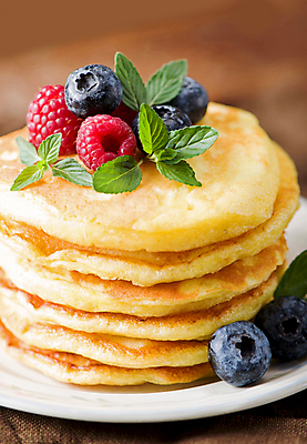 포토 JPG 해외이미지 접시 실내 사람없음 아웃포커스 달콤 민트 블루베리 산딸기 팬케이크 나무탁자 해외포토 식기 과일 탁자 촬영기법 내부 케이크 맛 허브 파일형식