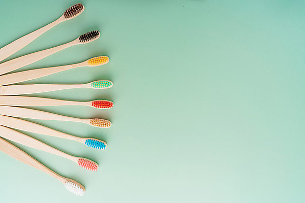 포토 JPG 해외이미지 무료이미지 사람없음 칫솔 오브젝트 에코 친환경 일렬 에코라이프 위생관리 친환경제품 카피스페이스 초록배경 대나무칫솔 다회용품 해외202105 해외포토 라이프스타일 백그라운드 관리 초록색 위생용품 환경 공백 재활용품 파일형식